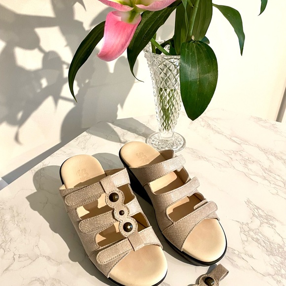 San Antonio Shoes (SAS) Ginger Wedge Sandal. - Picture 1 of 10